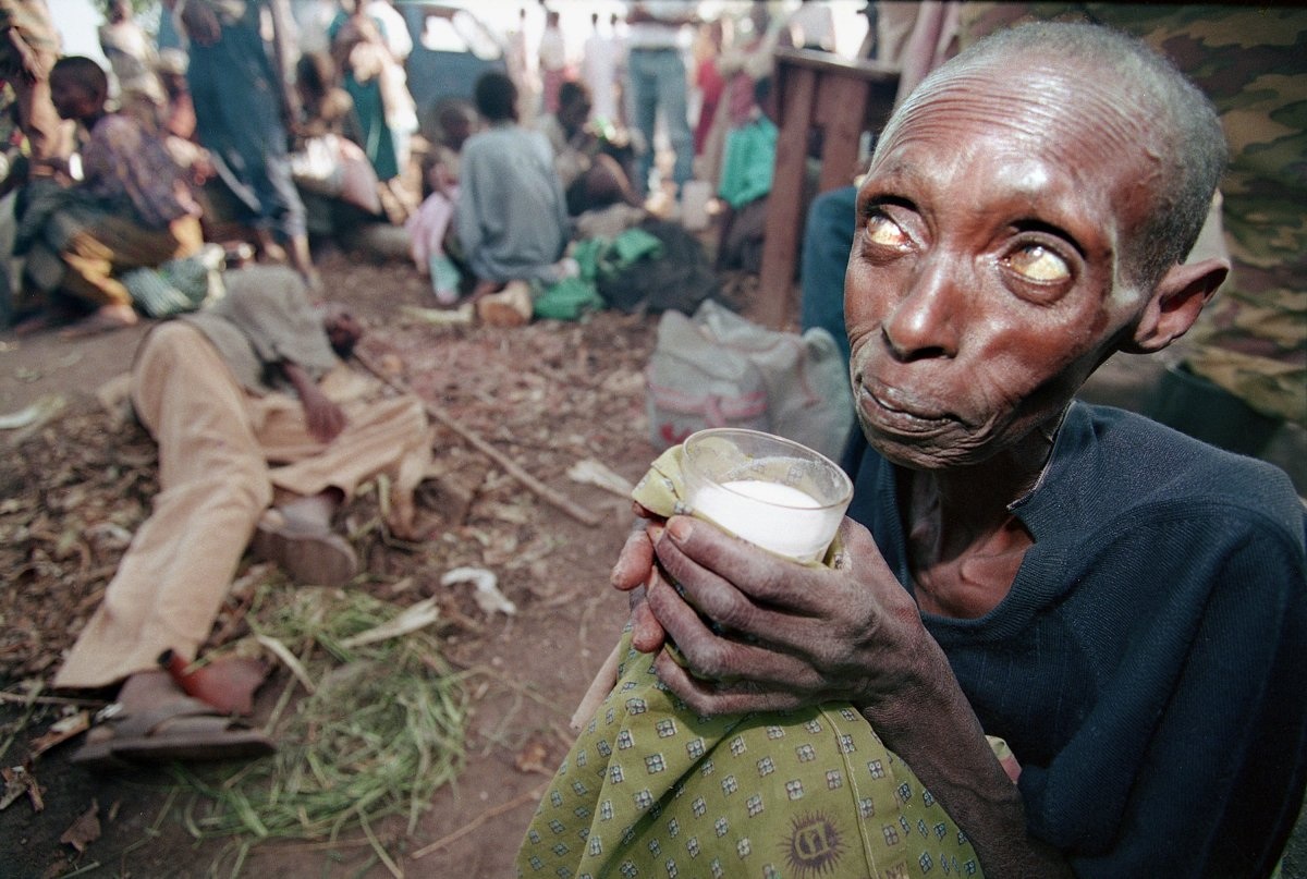Bức ảnh do Jean-Marc Bouju chụp vào năm 1994 miêu tả hình ảnh một người phụ nữ gần như đang chết đói tại một trạm y tế tạm thời ở Ruhango, Rwanda, nơi có hàng ngàn người dân tị nạn từ cuộc chiến giữa quân đội chính phủ và phiến quân Rwanda. Không được chăm sóc y tế đầy đủ, các bác sĩ cho biết mỗi ngày có 20 đến 25 người ở Rwanda chết vì bệnh tật và đói.
